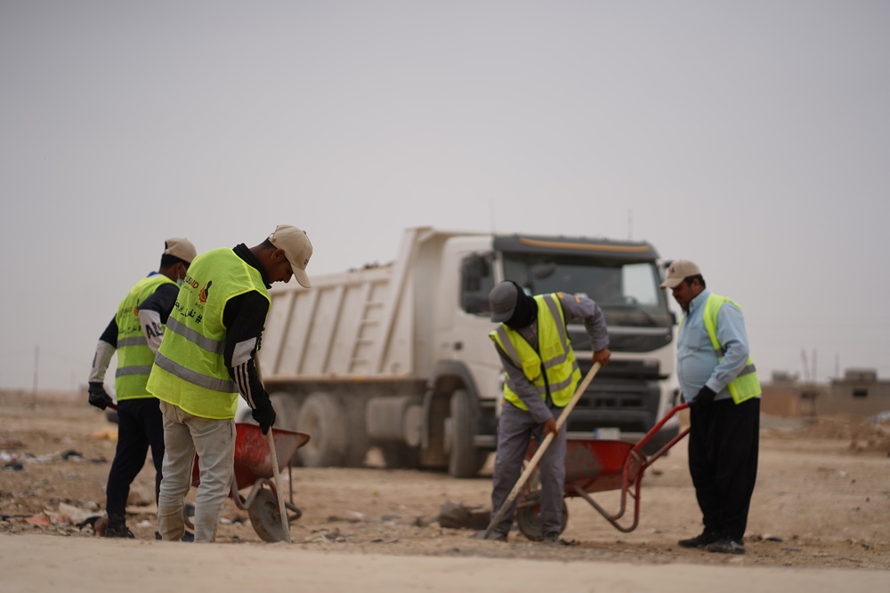 USAID teamed up with the Shingal Engineering Organization to work with 70 volunteers in Ba’aj on a community cleaning and beautification campaign.