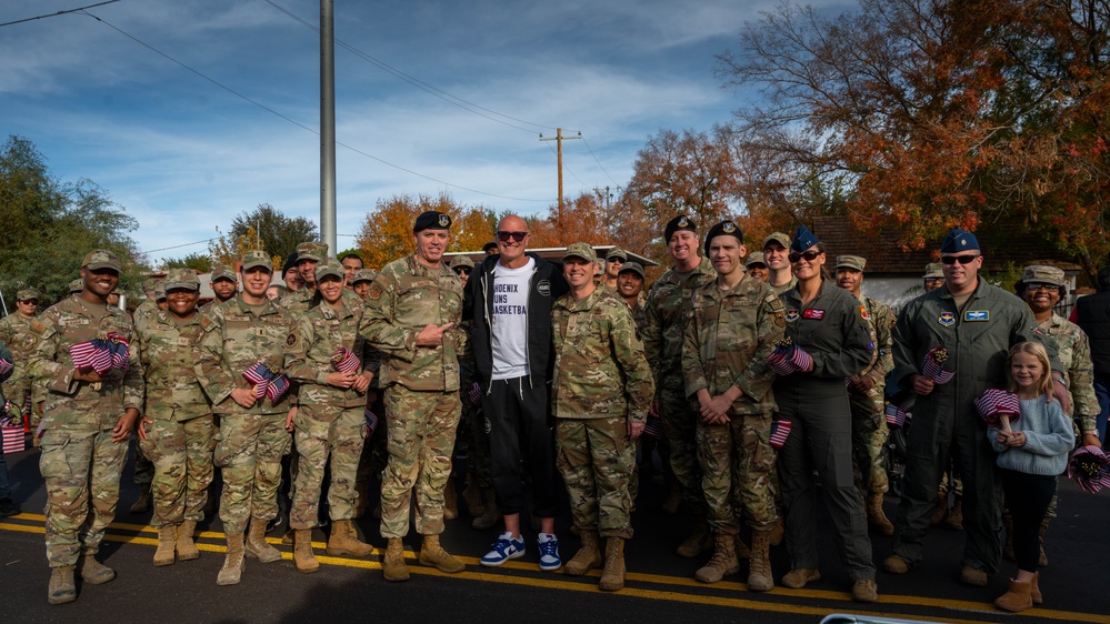 Luke Participates in Fiesta Bowl Parade