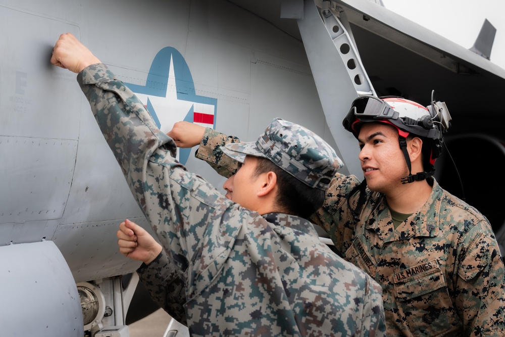 NATR: JASDF service members tour VMFA-232 F/A-18 Hornet aircraft