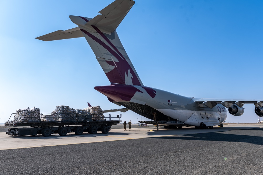 Qatari Emiri C-17 Flies Aid to Coalition Troops in Southwest Asia