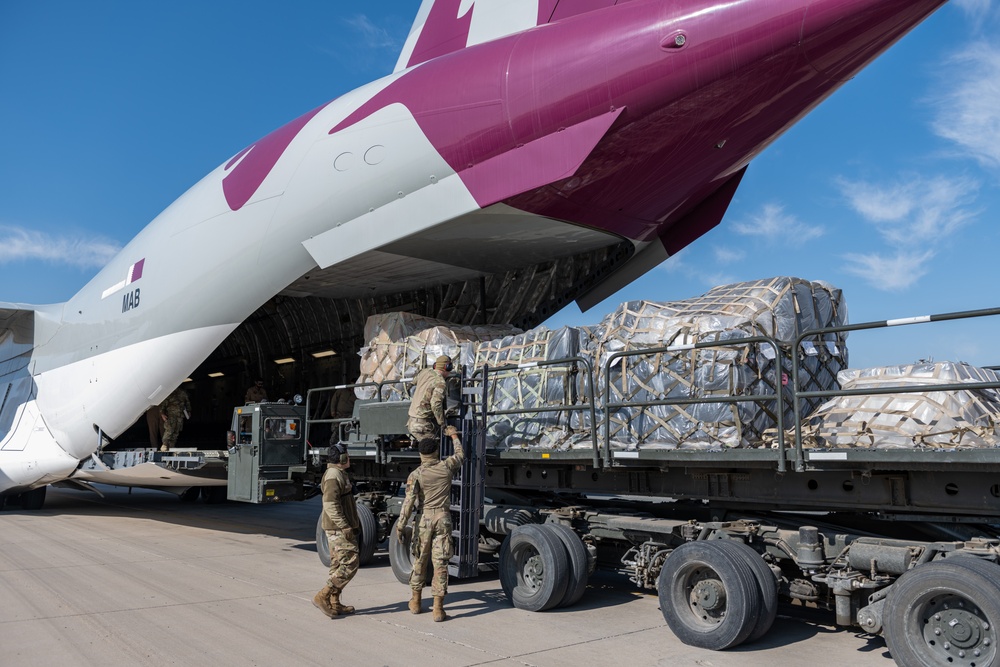 Qatari Emiri C-17 Flies Aid to Coalition Troops in Southwest Asia