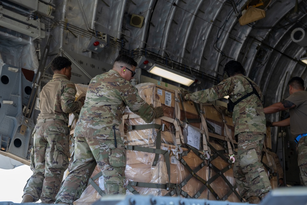 Qatari Emiri C-17 Flies Aid to Coalition Troops in Southwest Asia