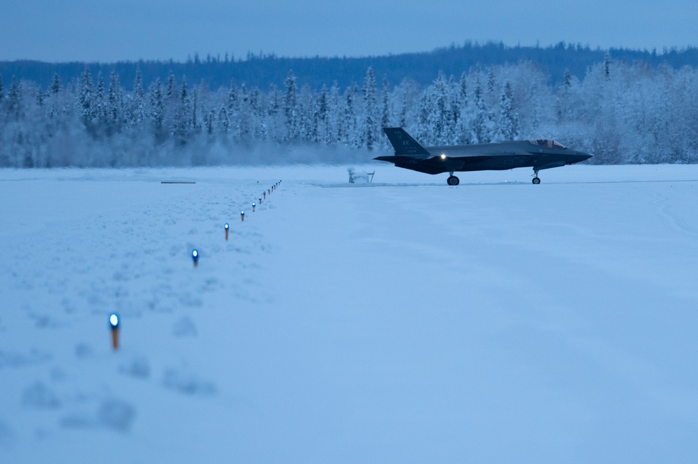 F-35s take off on Eielson