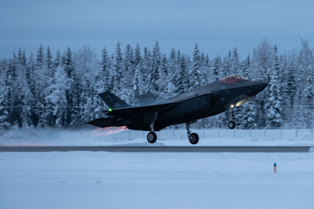 F-35s take off on Eielson