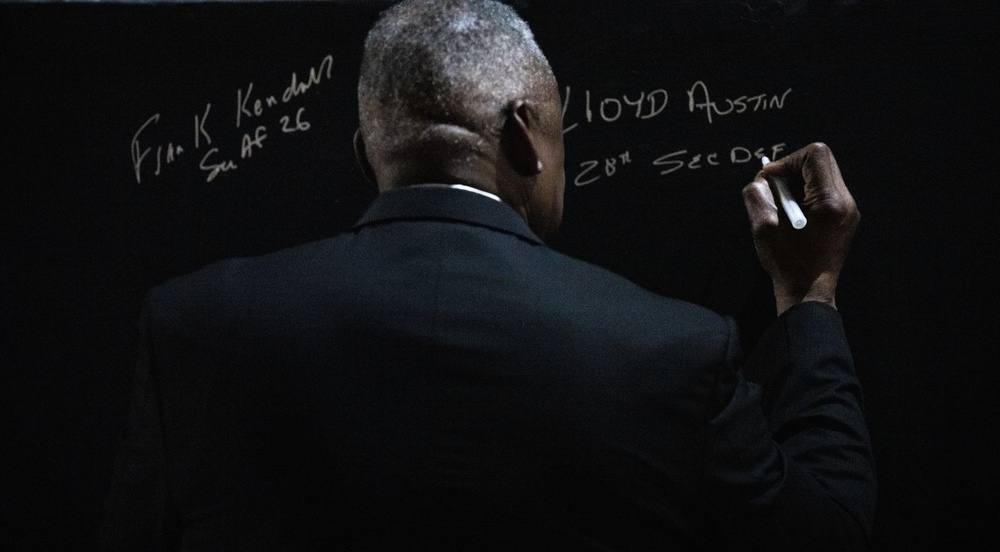 SECDEF visits U.S. troops, Qatar senior officials during Middle Eastern tour