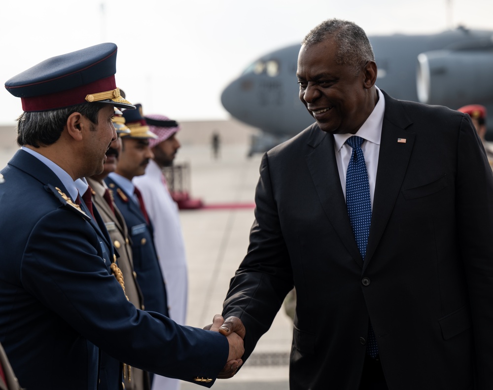 SECDEF visits U.S. troops, Qatar senior officials during Middle Eastern tour