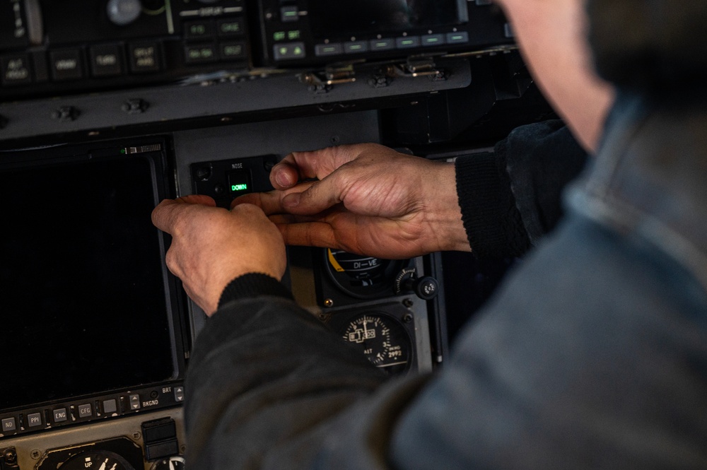 C-17 light-bulb replacement