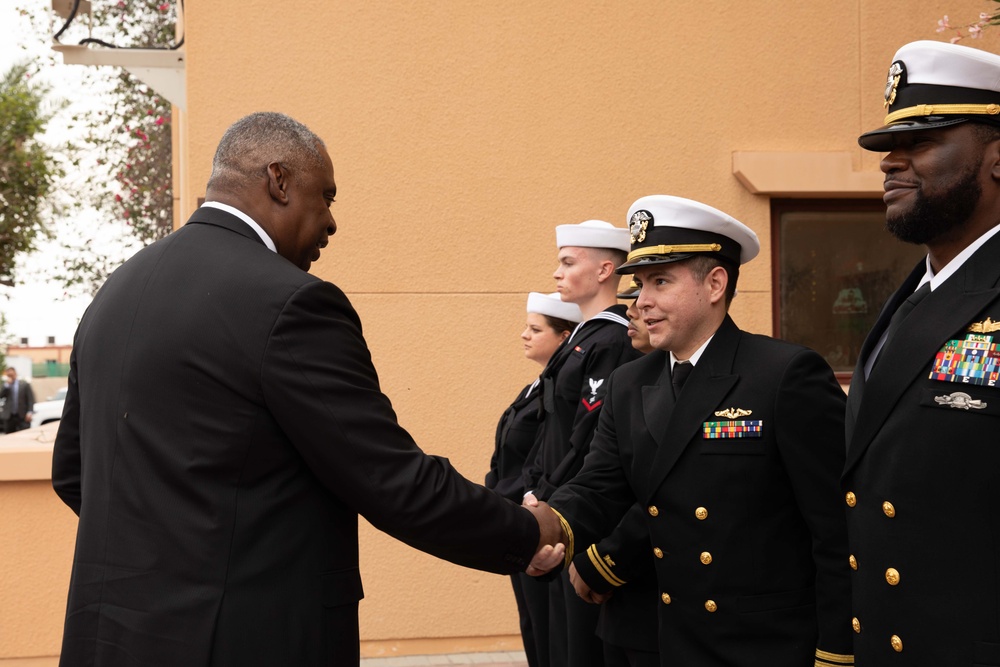 Secretary of Defense visits NAVCENT Headquarters