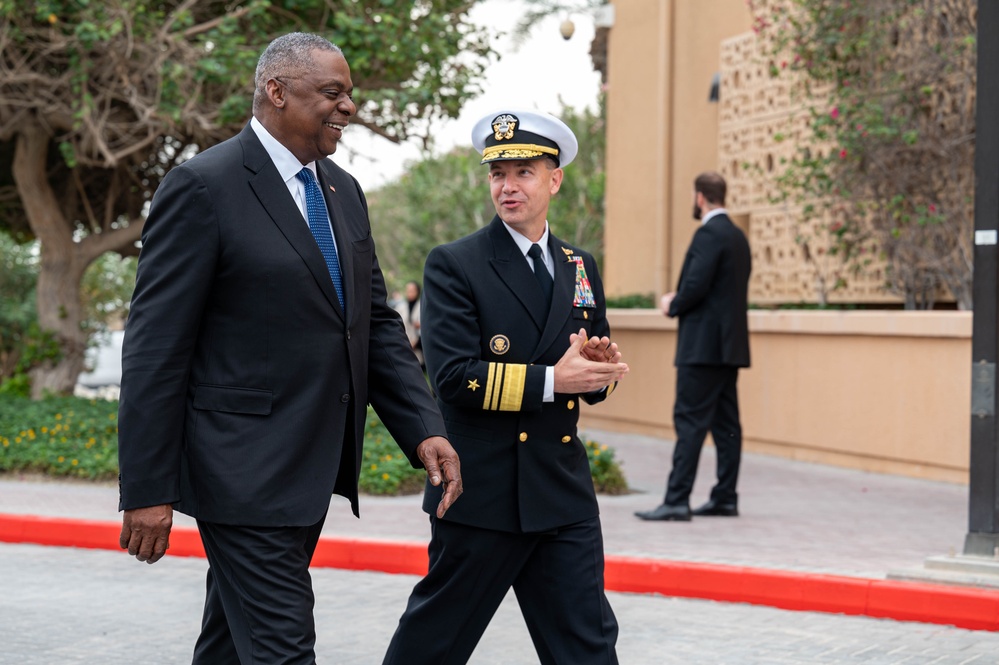 Secretary of Defense visits NAVCENT Headquarters