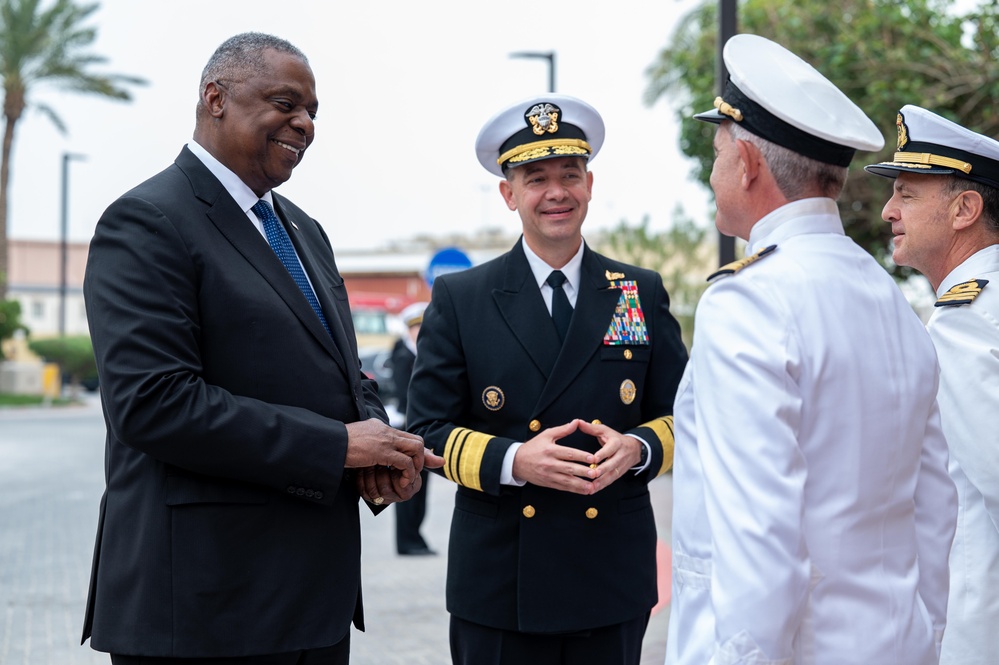 Secretary of Defense visits NAVCENT Headquarters