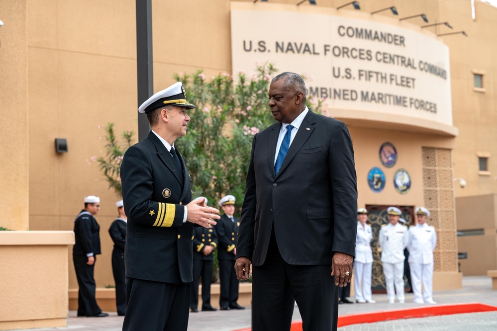 Secretary of Defense visits NAVCENT Headquarters