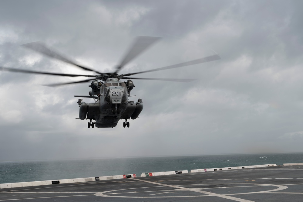 U.S. Marine Corps CH-53E Super Stallion approaches the USS New York (LPD-21)