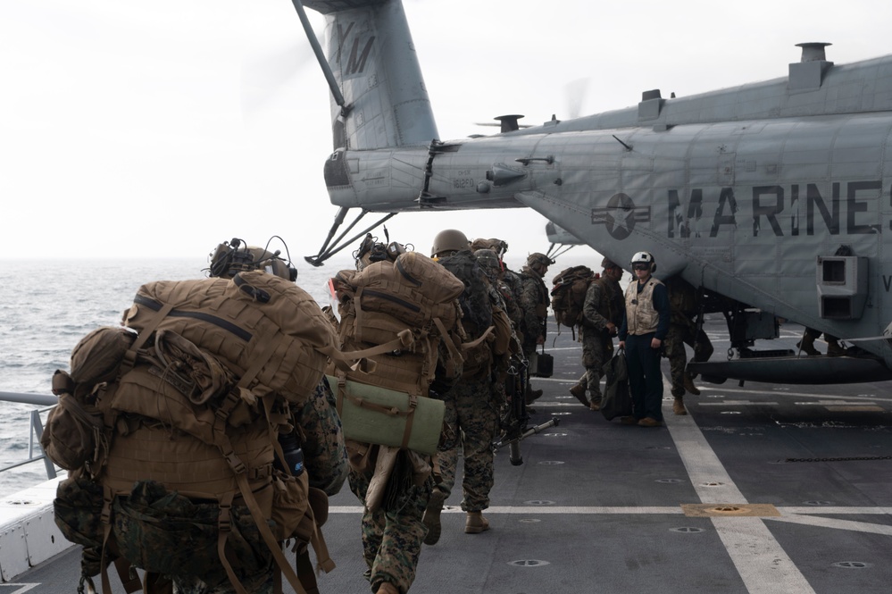 U.S. Marines disembark USS New York (LPD-21) via CH-53E Super Stallion