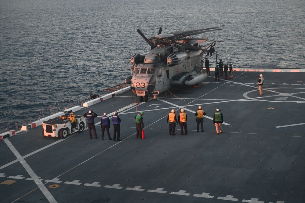 U.S. Marine Corps CH-53E Super Stallion arrives aboard the USS New York (LPD-21)