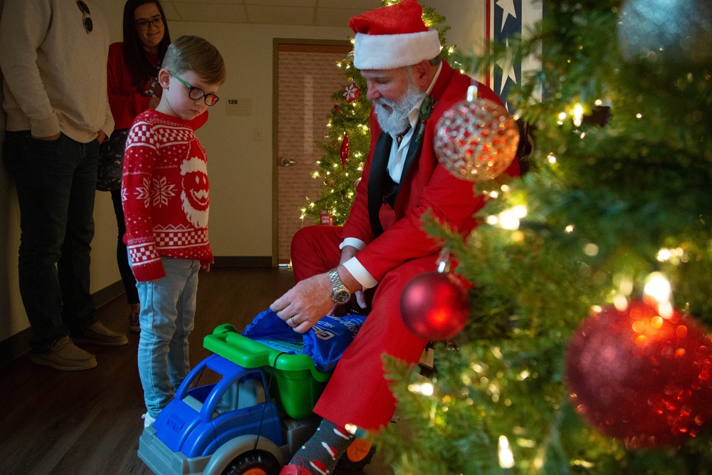 USO North Carolina Hosts North Pole Event