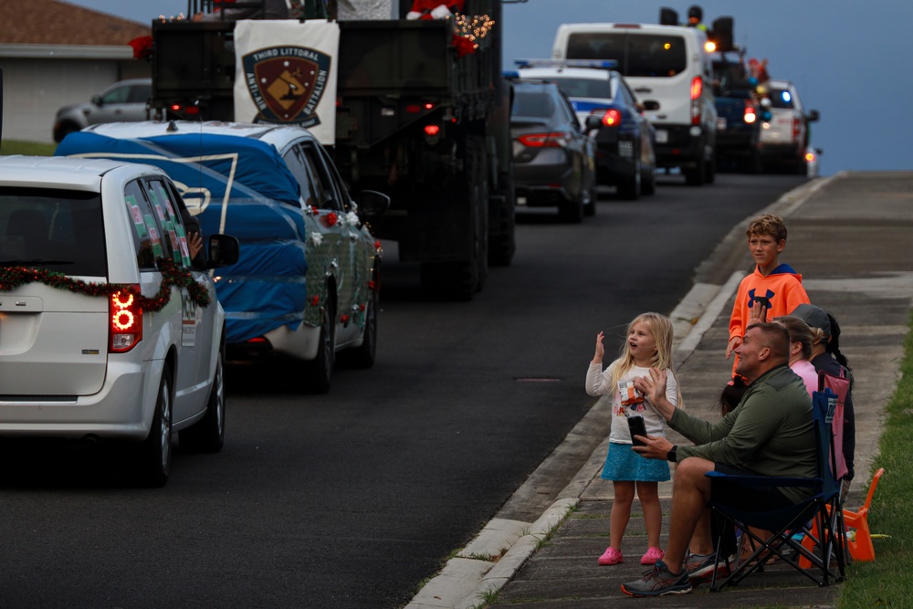 DVIDS - Images - Santa Claus Is Coming To Town: Parade Spreads Holiday ...