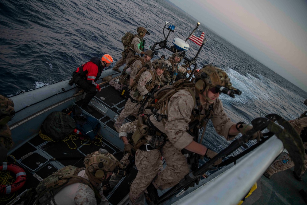 DVIDS - Images - 15th MEU Marines Conduct Visit, Board, Search and ...