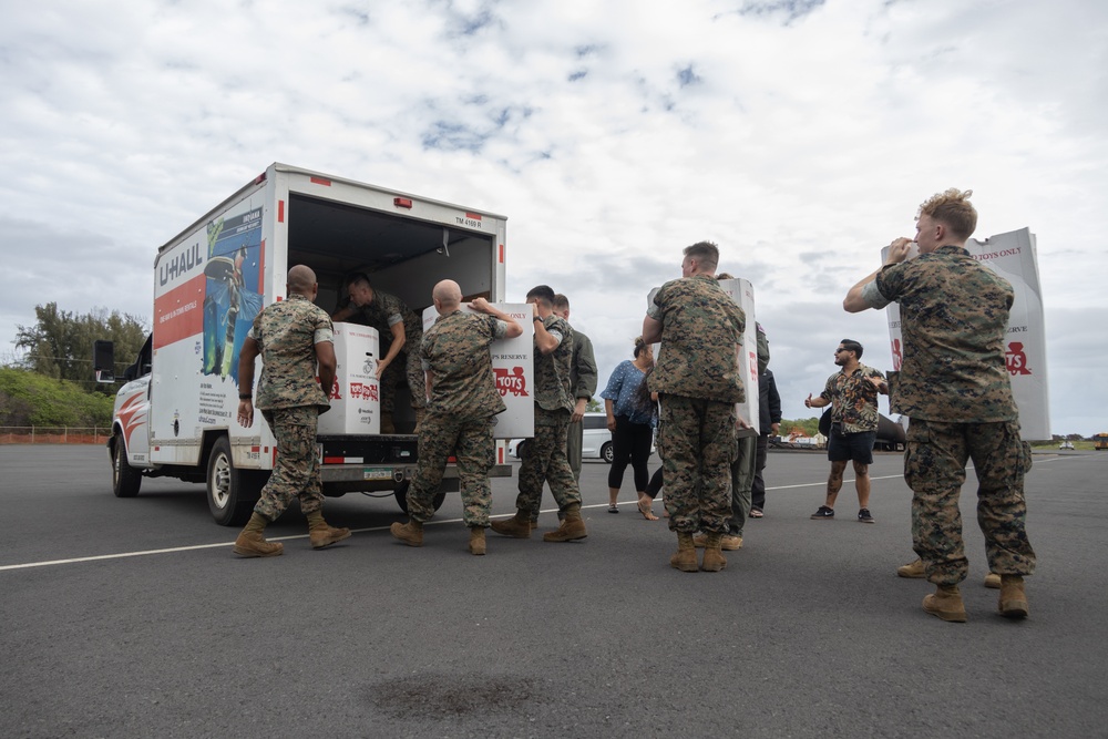 VMGR-153 supports Toys for Tots in Maui