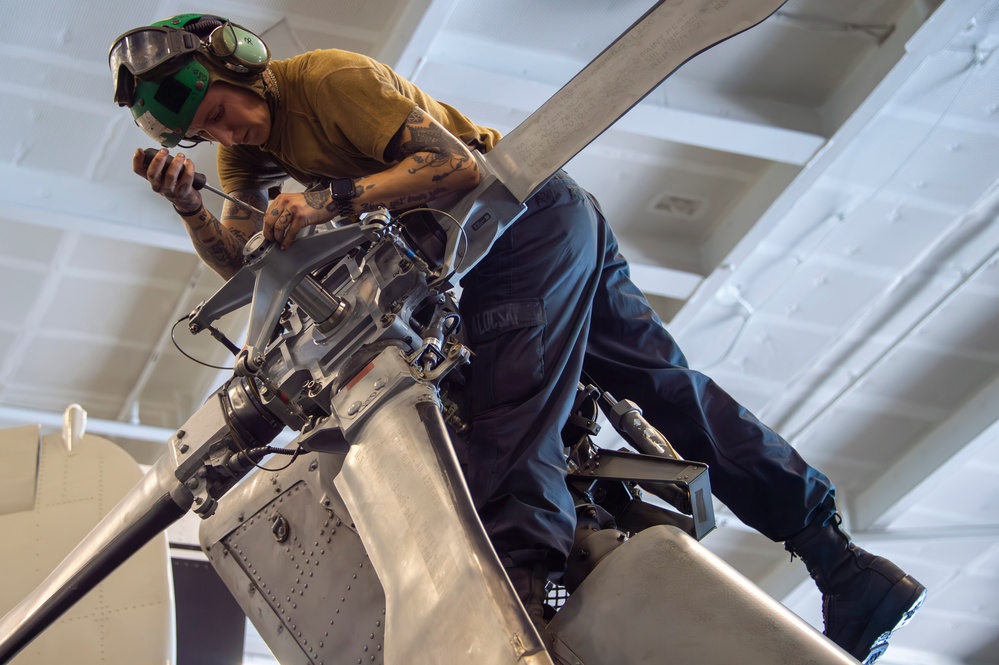 USS Carl Vinson (CVN 70) Sailors Conduct Maintenance