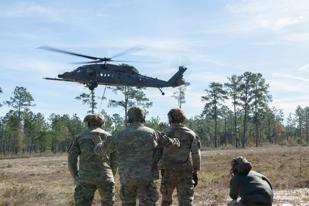 BDG Airmen conduct sling load training