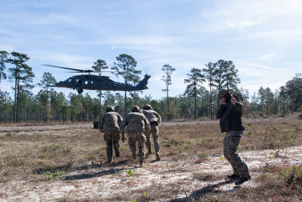 BDG Airmen conduct sling load training