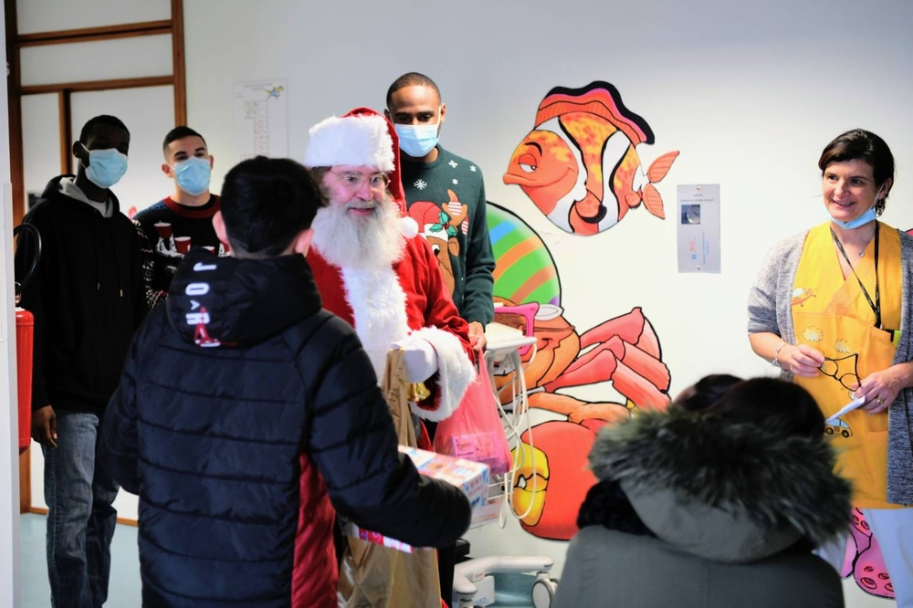31st Fighter Wing Delivers Gifts to Children in Pordenone Hospital
