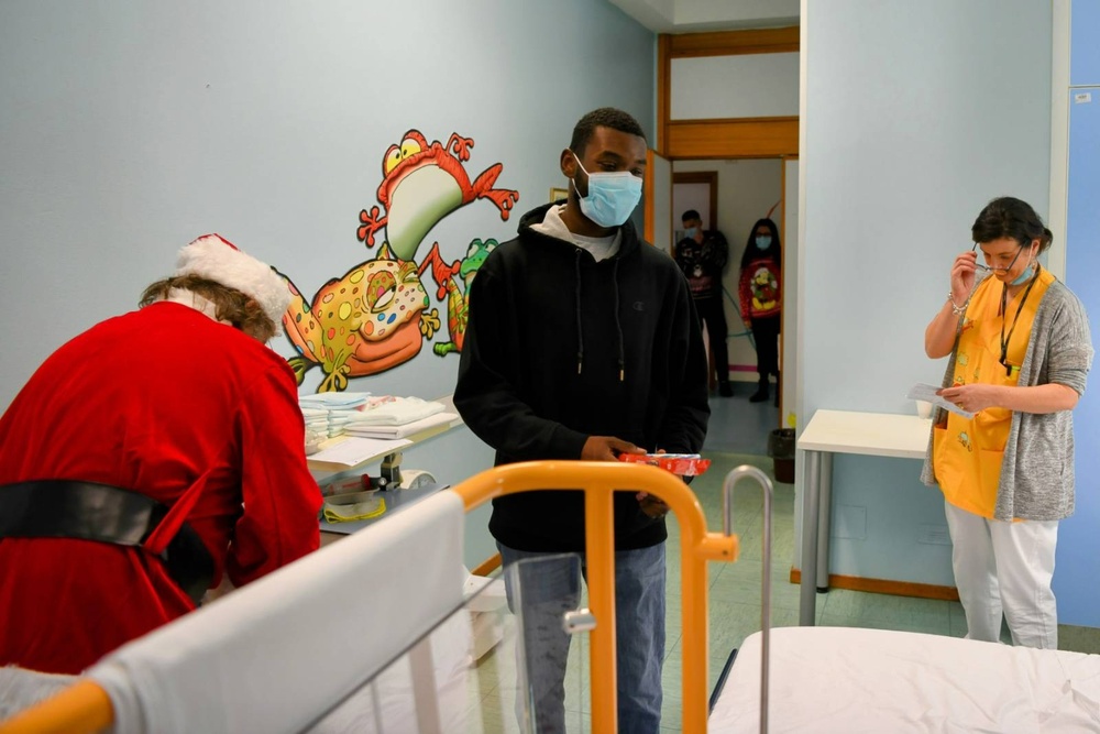 31st Fighter Wing Delivers Gifts to Children in Pordenone Hospital