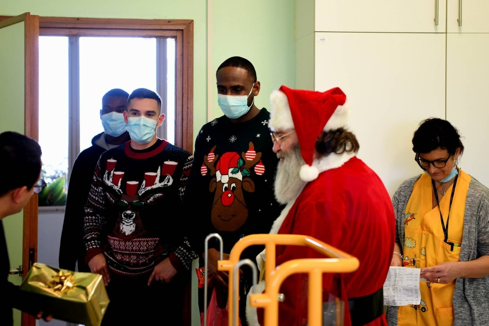 31st Fighter Wing Delivers Gifts to Children in Pordenone Hospital