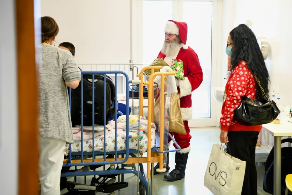 31st Fighter Wing Delivers Gifts to Children in Pordenone Hospital