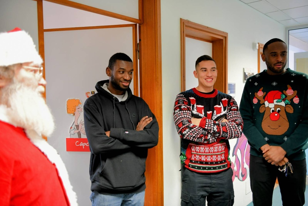 31st Fighter Wing Delivers Gifts to Children in Pordenone Hospital