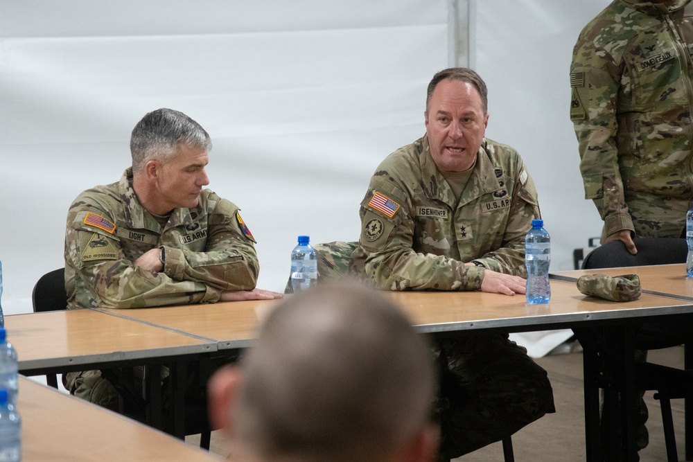 1AD CG Discusses Discipline and Proficiency with Company Command Teams in Poland