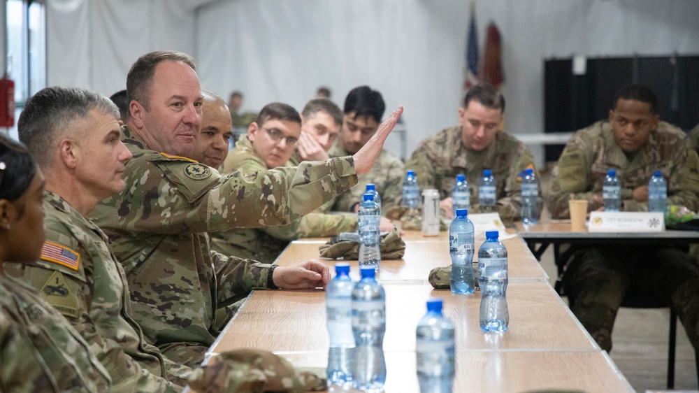 1AD Commander Discusses Discipline and Proficiency with Company Command Teams in Poland