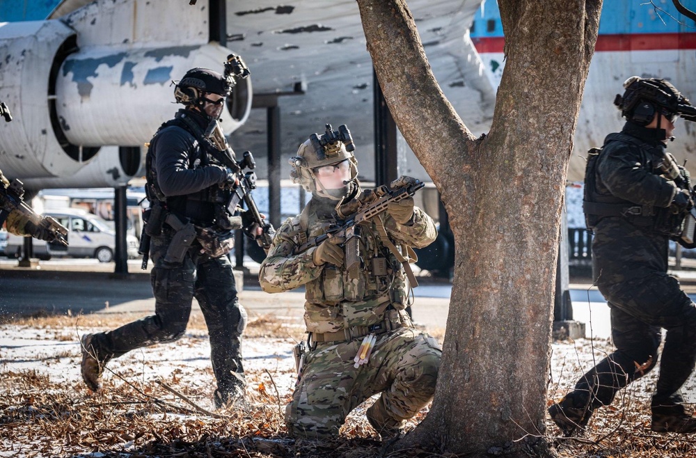 ROK and U.S. special operators maintain proficiency, complete week-long training