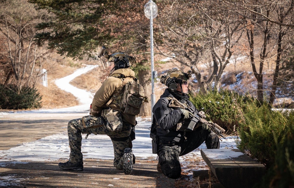 ROK and U.S. special operators maintain proficiency, complete week-long training