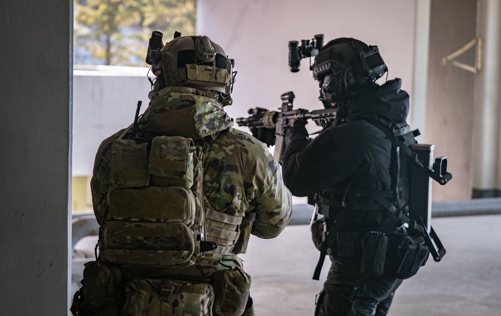 ROK and U.S. special operators maintain proficiency, complete week-long training