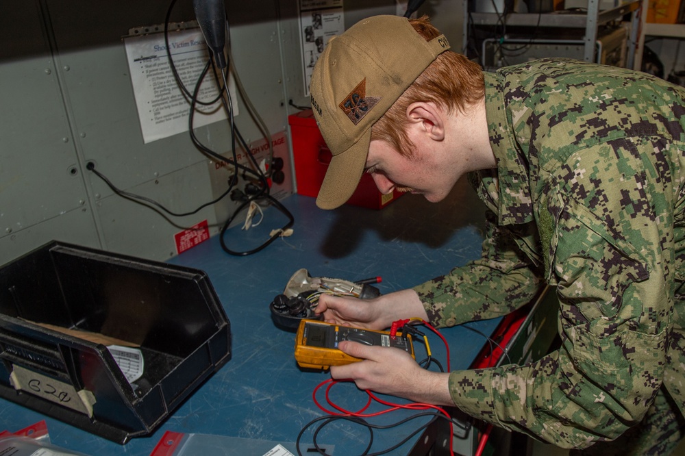 USS Ronald Reagan (CVN 76) Sailors perform maintenance and corrosion control