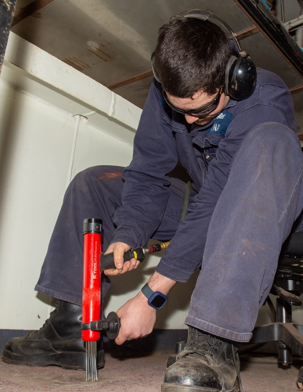 USS Ronald Reagan (CVN 76) Sailors perform maintenance and corrosion control
