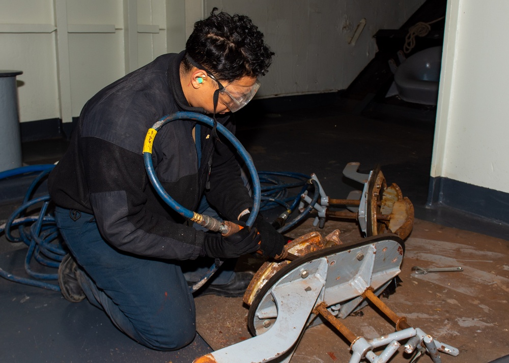 USS Ronald Reagan (CVN 76) Sailors perform maintenance and corrosion control
