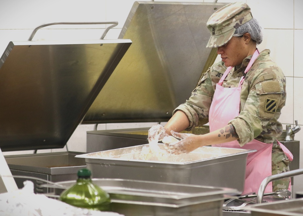 3rd Infantry Division prepares Christmas Day meals