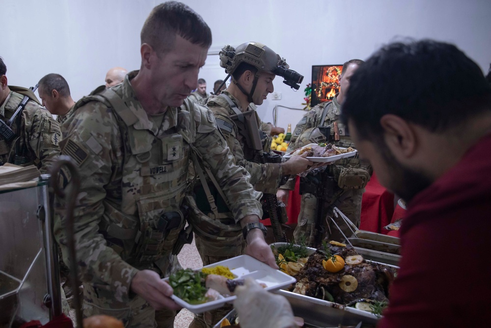 Commander shares Christmas dinner with frontline troops