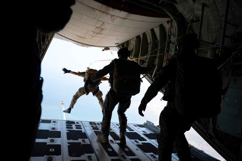 VMGR-352 Military Freefall operations