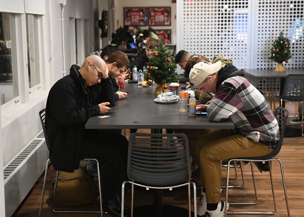 Sailors leave from NAVSTA Great Lakes for the Holidays...