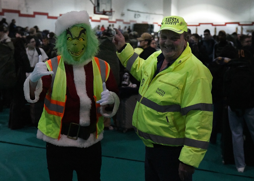 Sailors leave from NAVSTA Great Lakes for the Holidays...