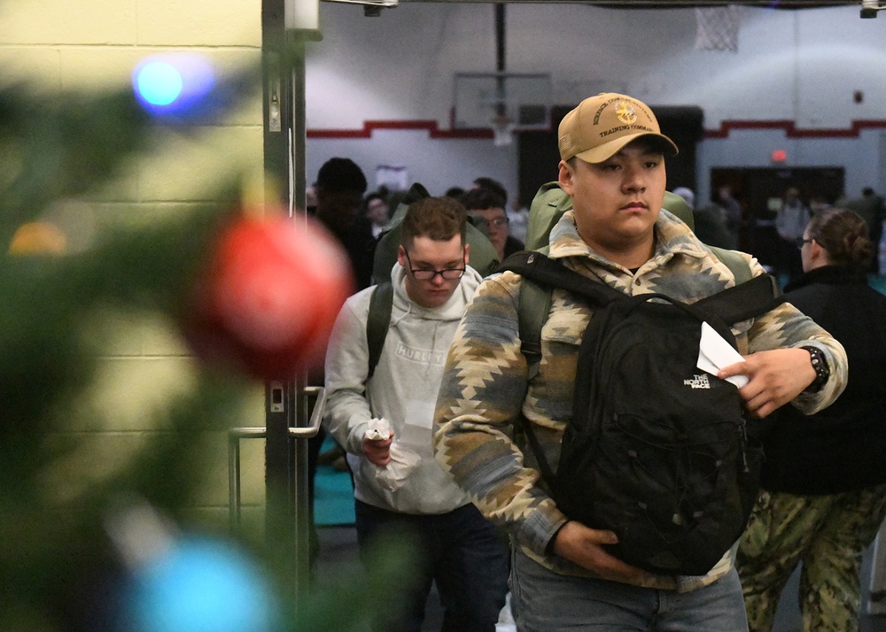 Sailors leave from NAVSTA Great Lakes for the Holidays...