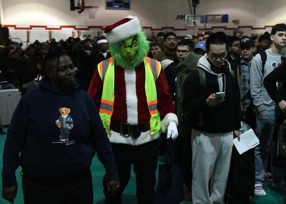 Sailors leave from NAVSTA Great Lakes for the Holidays...