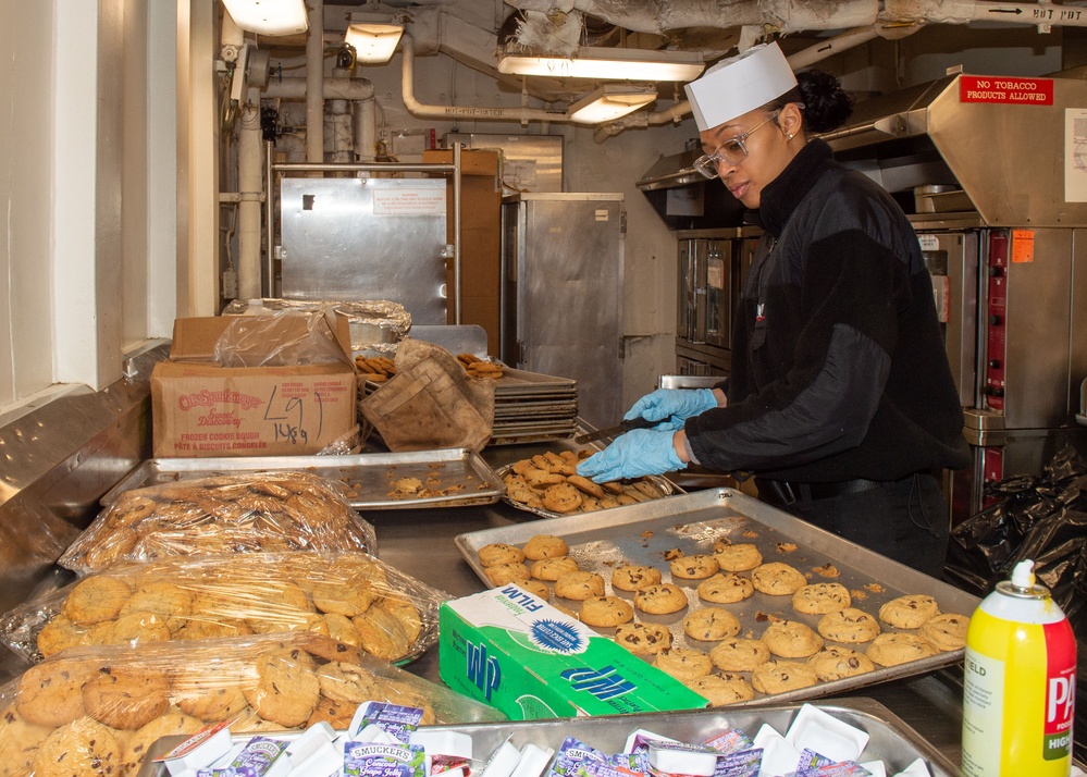 USS Ronald Reagan (CVN 76) hosts a Christmas meal