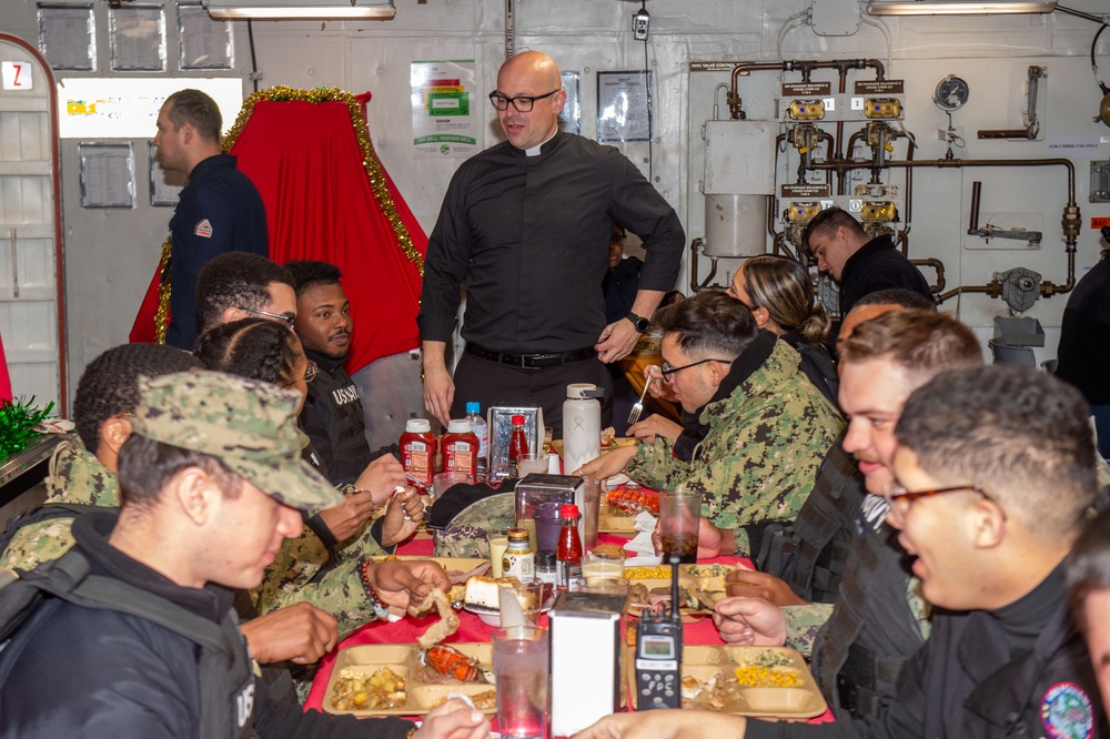USS Ronald Reagan (CVN 76) hosts a Christmas meal