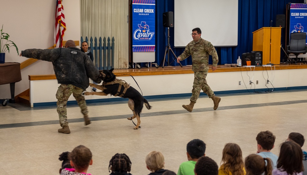 Working dogs meets students at school