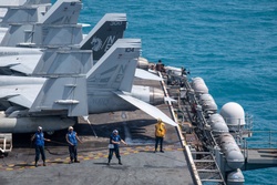 USS Carl Vinson Conducts FAS and RAS with USNS Yukon [Image 5 of 6]