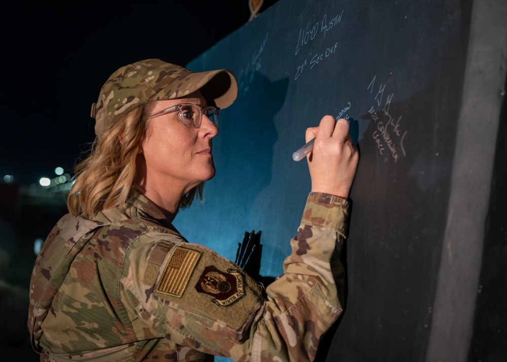 Lt. Gen. Grynkewich immerses with Airmen and recognizes top performers